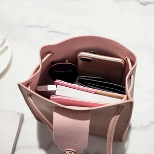 Roze PU-lederen emmertas met ruim interieur voor smartphone, portemonnee en zonnebril