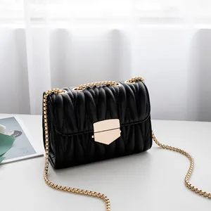 Sac bandoulière noir matelassé avec chaîne dorée et boucle métallique élégante