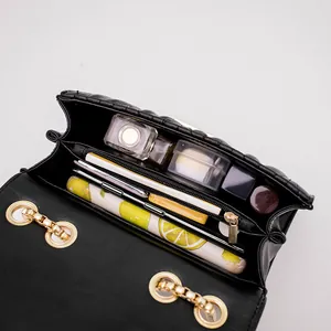 Sac bandoulière matelassé noir avec compartiments spacieux pour cosmétiques et portefeuille