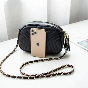 Schwarze ovale Umhängetasche mit Chevron-Steppmuster, Quaste und goldener Kette