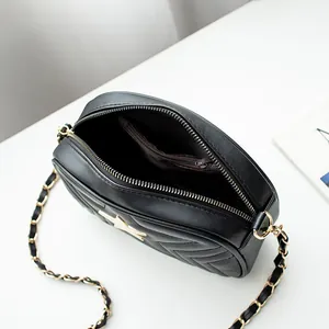 Schwarze V-gesteppte Kamera-Umhängetasche aus Kunstleder mit goldener Kette und Innenfach