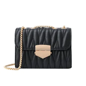 Sac bandoulière matelassé noir élégant avec coutures verticales et chaîne dorée