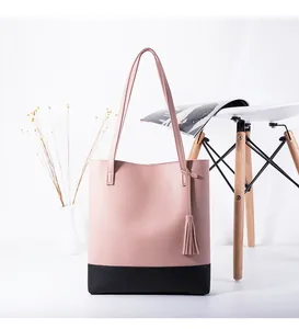 Detailaufnahme der zweifarbigen Tragetasche mit rosa Quaste und langen Trageriemen