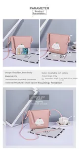 Dettaglio borsa a tracolla rosa con parametri dimensionali e texture in pelle PU