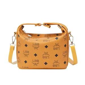 Elegante borsa a mano in ecopelle gialla con monogramma e tracolla regolabile donna