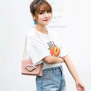 Piccola borsa a tracolla rosa con chiusura a labbra dorate per donna alla moda
