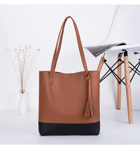 Detailansicht der zweifarbigen Leder-Tote-Bag mit schickem Quastenanhänger