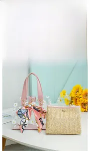 Détail du sac seau transparent avec imprimé marguerites et pochette intérieure tissée
