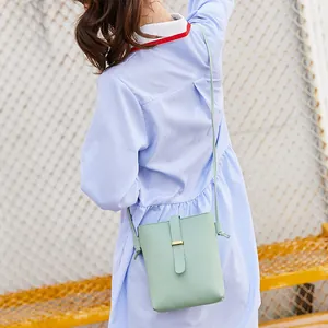 Mini borsa a secchiello verde menta da donna con fibbia e tracolla lunga regolabile
