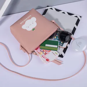 Mini borsa a tracolla rosa da donna con stampa a nuvola, cerniera e sottile tracolla