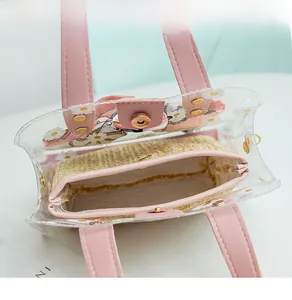 Détail du sac seau transparent en PVC à fleurs avec anse rose et pochette intérieure tissée