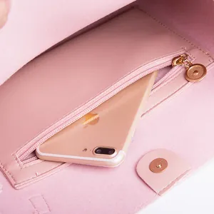 Rosa Tassel-Shopper Innenansicht mit Reißverschlussfach und Platz für Smartphone