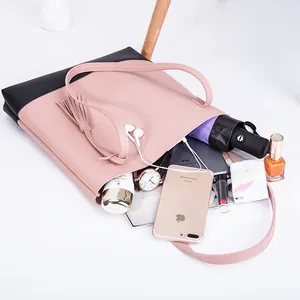 Schicke Tasche in Rosa und Schwarz mit Quaste und großem Stauraum für modebewusste Damen