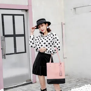 Damen Shopper in Pink und Schwarz mit Quasten-Detail im modischen Outdoor-Street-Style