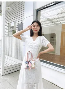 Gros plan détaillé d'un sac seau en PVC transparent avec poignées en cuir rose et foulard