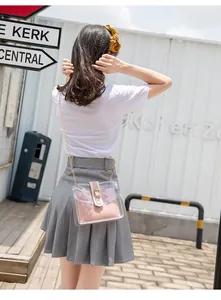 Sac bandoulière transparent en PVC avec chaîne dorée et pochette rose sur modèle
