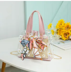 Détail du sac seau transparent marguerite avec insert paille et foulard en soie rose
