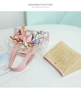 Vue de dessus d'un sac seau en PVC marguerite avec foulard en soie et pochette en paille