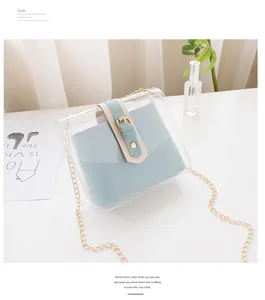 Détail du sac transparent en PVC avec pochette intérieure bleu clair sur un bureau