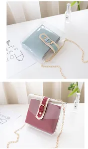 Détail du sac transparent en PVC avec pochettes colorées et bandoulière en chaîne dorée