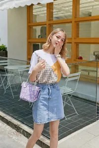 Présentation du sac seau violet décontracté avec imprimé floral de petites marguerites