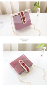 Détail du sac bandoulière transparent en PVC avec pochette violette et chaîne dorée
