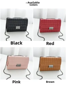 Détail de quatre sacs à bandoulière matelassés avec chaînes métalliques et fermoirs rotatifs