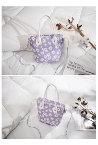 Vues détaillées du sac seau violet en toile avec imprimé marguerites et bandoulière