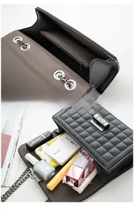 Vue détaillée du sac matelassé noir montrant la capacité de rangement des essentiels