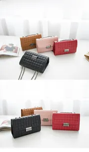 Détail de sacs à bandoulière matelassés en plusieurs couleurs avec chaîne métallique