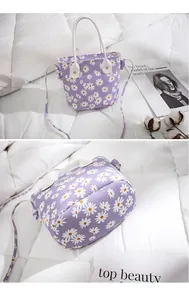 Gros plan du sac seau violet à motif marguerites avec coutures renforcées de l'anse