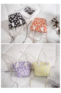 Quatre sacs seaux en toile à imprimé marguerites en noir, orange, violet et jaune