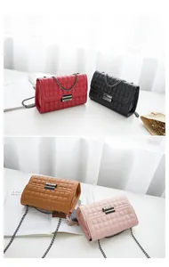 Détails de sacs à bandoulière matelassés en similicuir en rouge, noir, marron et rose