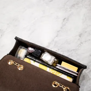 Donkerbruine schoudertas met ketting en binnenruimte voor telefoon en cosmetica