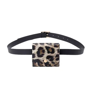 Damen Mini-Gürteltasche mit Leopardenmuster und schwarzem Kunstleder-Gürtel und Gold-Schnalle