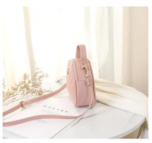 Dettaglio della borsa a mano semicerchio rosa chiaro con pelle PU trapuntata e cuciture