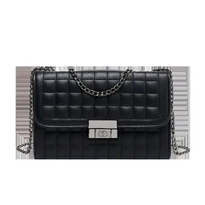 Sac bandoulière matelassé noir élégant avec bandoulière chaîne et fermoir argenté