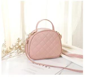 Borsa a mano rosa a semicerchio trapuntata con tracolla e dettagli in metallo oro
