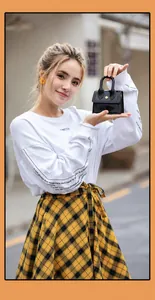 Detailansicht der schwarzen Mini-Gelee-Tasche mit goldenem Magnetverschluss