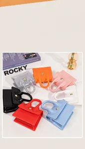 Mini-PVC-Gelee-Handtaschen in sieben Farben mit goldenen Nieten und Top-Griffen
