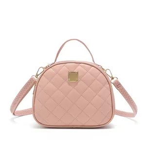 Borsa a mano trapuntata rosa in ecopelle con tracolla e fibbia in metallo quadrata