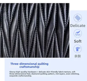 Dettaglio del tessuto matelassé nero con cuciture sottili e texture in pelle morbida