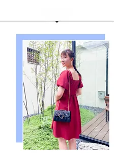 Elegante borsa trapuntata nera con fibbia dorata mostrata su una modella