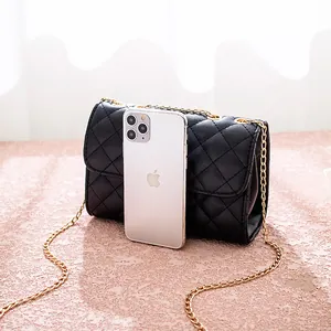 Borsa a tracolla trapuntata nera con catena dorata e smartphone per confronto taglie