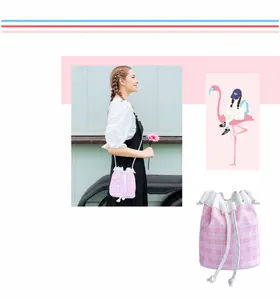 Detailansicht der rosa karierten Beuteltasche mit Tunnelzug und weißem Schulterriemen