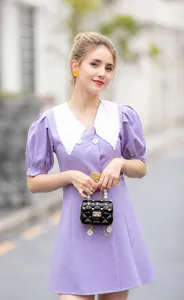 Détails d'un mini sac matelassé noir avec poignée en perles et fermoir rotatif en métal
