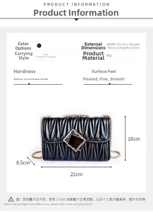 Dettaglio borsa trapuntata nera in PU con catena dorata e misure di 21x18x8,5cm