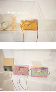 Detail der farbenfrohen, schillernden PVC-Minibags mit Herzausschnitt und Goldschloss