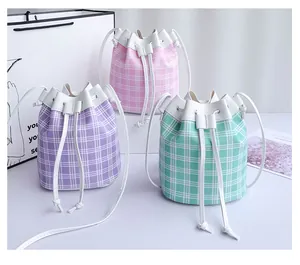 Karierte Kordelzug-Beuteltaschen in Violett, Rosa und Grün mit modischen Schultergurten