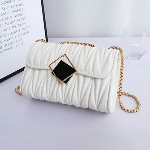 Elegante borsa a spalla bianca plissettata da donna con catena dorata e fibbia geometrica
